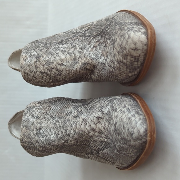 Chinese Laundry Snakeskin Print Western Heeled Booties 7 Gray Silver Metallic - Picture 13 of 16